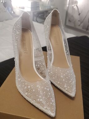 Steve Madden Pearl-Embellished White Pointed-Toe Pumps